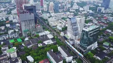 曼谷的俯瞰城市和空中<strong>列车</strong>从车站出发。现代城市俯瞰与<strong>列车</strong>开行